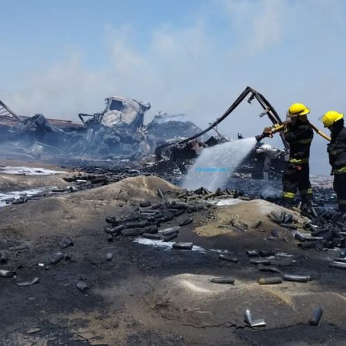 Imágenes fuertes: tres camiones colisionaron, uno se incendió y dejó una víctima fatal