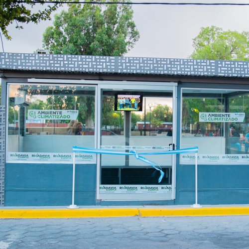 El intendente Sergio Miodowsky inauguró la primer parada de colectivo con Aire acondicionado y calefacción