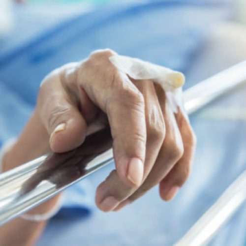 Desde el hospital Rawson, buscan a familiares de un abuelo que está internado