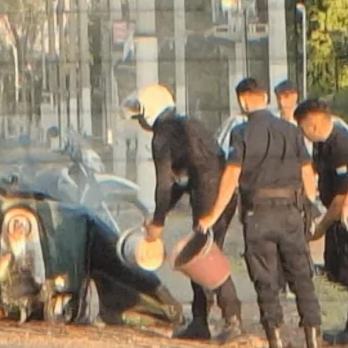 Policías apagan el fuego en un contenedor de basura en Rivadavia a primera hora