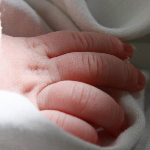 La justicia de San Juan busca a una familia para adoptar a un bebé de un año