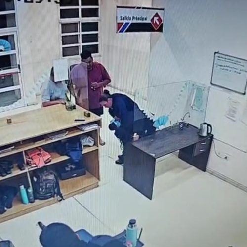 Mira como reacciona una agente de policía ante un Bebé ahogado