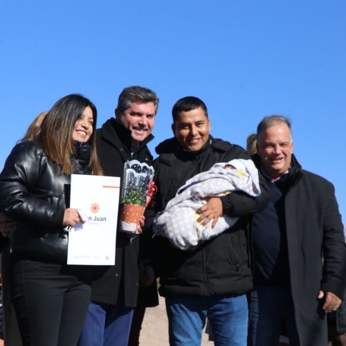 Orrego entregó las llaves de viviendas a familias de Calingasta