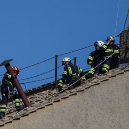Instalaron la chimenea en la Capilla Sixtina que anunciará la elección del nuevo papa