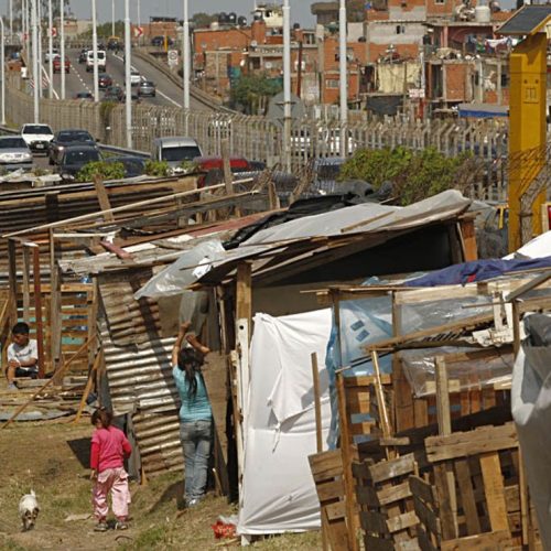 Nueva pirámide social: La mayoría de la gente en el país es pobre