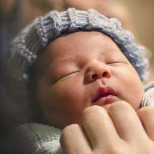 Una bebé de 20 días fue reanimada por policías tras ahogarse con leche en Córdoba