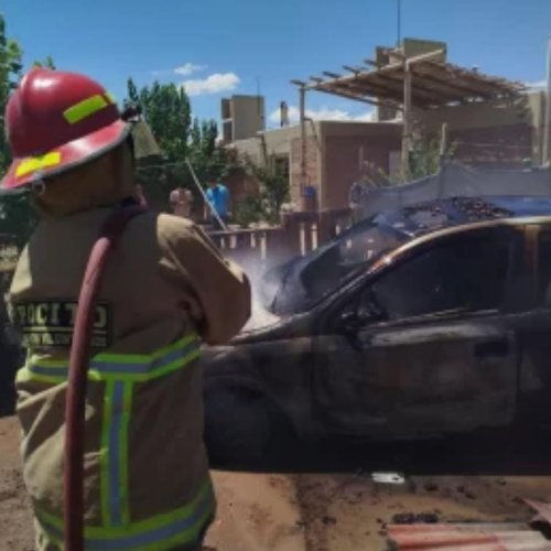 Un niño no paraba de tirar petardos y le incendio el auto a un vecino en Pocito