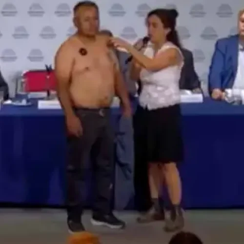 El caso del “hombre imán”: una afirmación viral sobre la vacuna covid que generó polémica