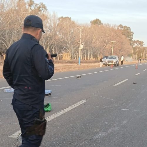 Accidente en Rincón Cercado, un camión que llevaba un auto del TC embistió a un ciclista