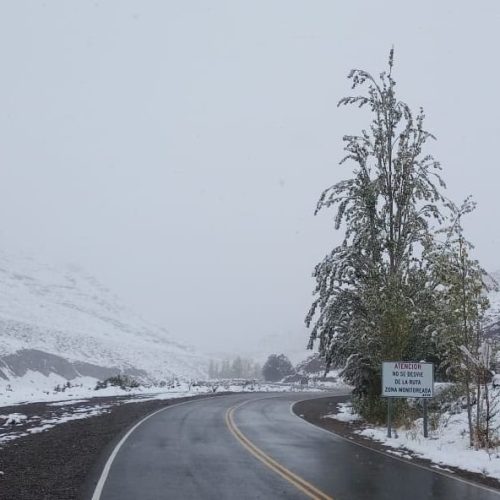 Vialidad Nacional rescató a una familia atrapada por la nieve en la Ruta 150