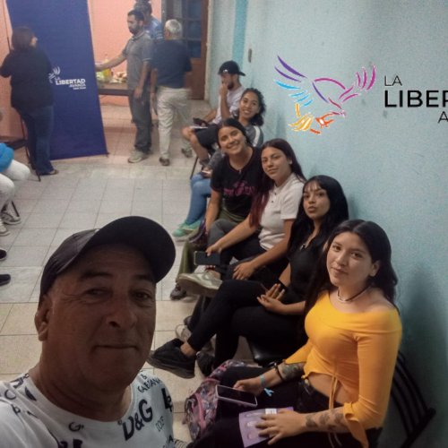 Estos son los jóvenes que cuidaron los votos de Milei en 9 de Julio