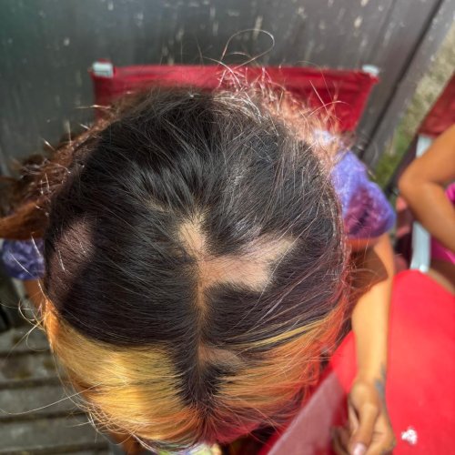 Chimbas: Le arranco las mechas en plena pelea de mujeres