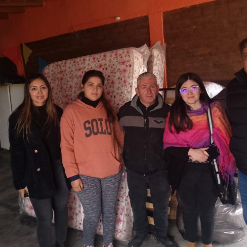 Emeli Nuñez y los concejales Belén Lencina y Daniel Bazan llegaron con ayuda para la familia afectada por el incendio en nuestro departamento