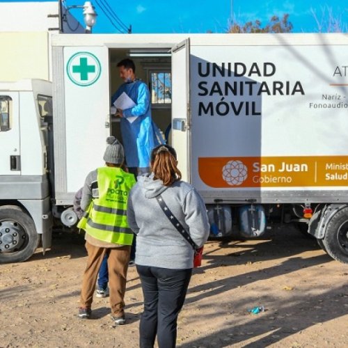 El Ministerio de Salud acerca servicios sanitarios con operativos móviles en espacios públicos