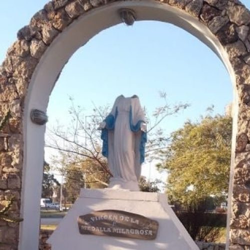 Decapitaron la imagen de la Virgen de la Medalla Milagrosa en Capital