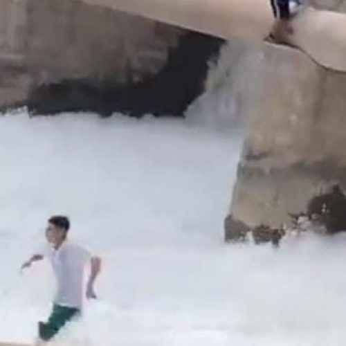 Jóvenes se bañaron en un canal peligroso de San Juan