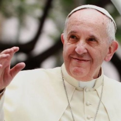 El papa Francisco presentó una “leve mejoría” luego de ser diagnosticado de neumonía bilateral