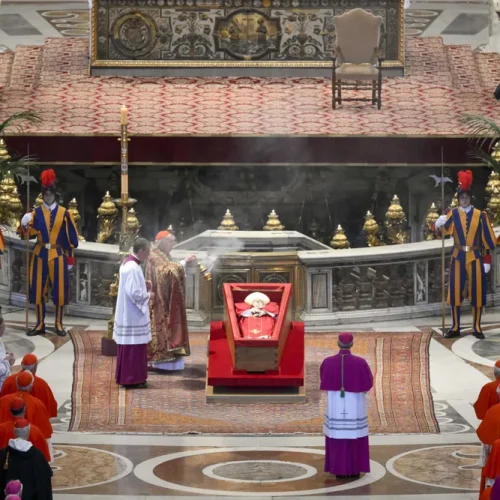 El Vaticano podría extender el horario para despedir al papa Francisco por la gran cantidad de fieles