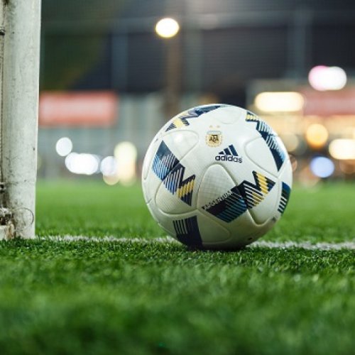 Tragedia en una cancha de fútbol: se descompensó y murió tras el partido