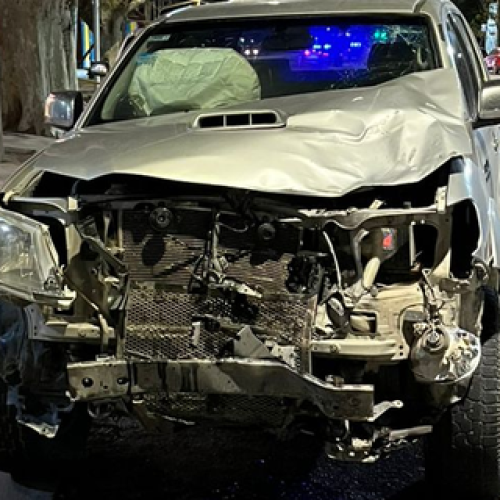 Gran choque entre una camioneta y una moto en Rivadavia