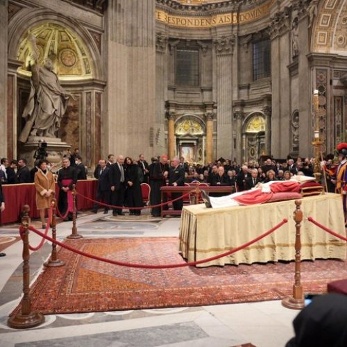 El papa Francisco ha simplificado los ritos funerarios de los papas para que reflejen su papel como pastor y discípulo de Cristo.