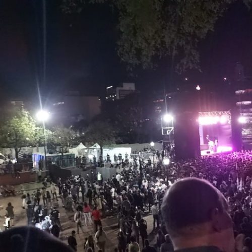 Bien casta: libertarios alquilan micros y pagan militantes para que asistan al acto de Parque Lezama