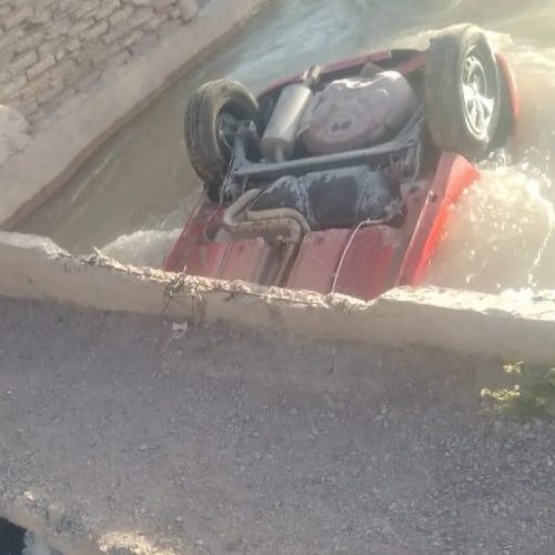 Cayó con su auto a un canal en Santa Lucía