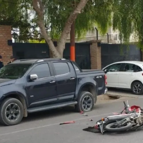 Grave accidente en Chimbas: dos motociclistas resultaron heridos tras chocar con un auto