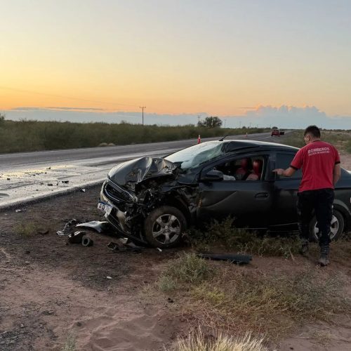 Un auto chocó con un camión en la Ruta 20: hay dos personas heridas