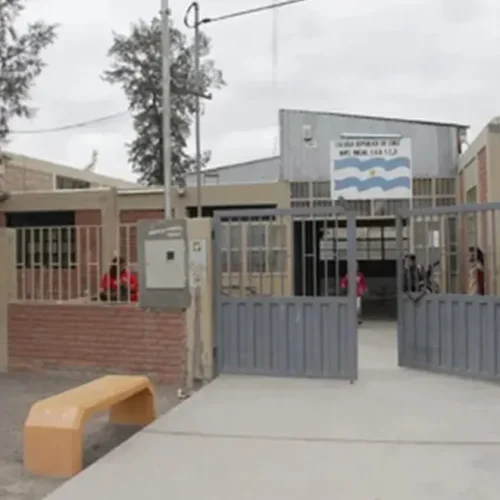 Chimbas: un hombre intentó robar en una escuela y su familia atacó a la Policía