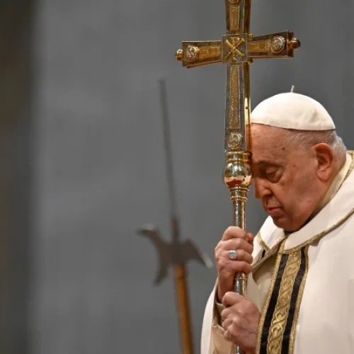 El Papa Francisco sigue en estado crítico