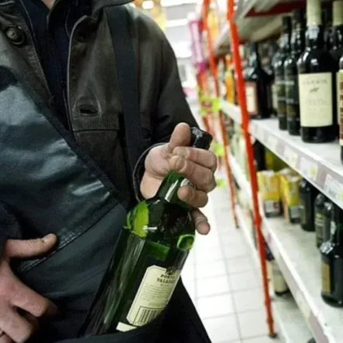 Quiso robar fernet en un mayorista y lo frenaron los empleados