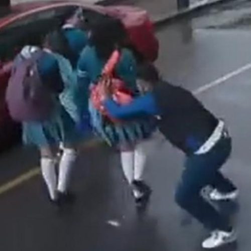 Le roban a estudiantes en Rawson y Pocito