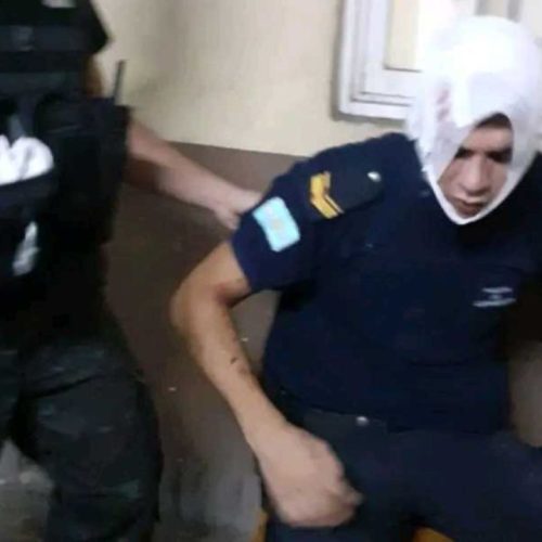 Escándalo en Albardón: policías se trenzan a golpes frente a los detenidos