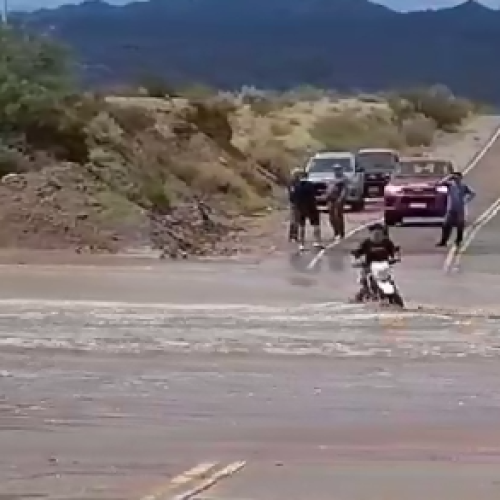 Mirá cómo le fue a un motociclista al intentar cruzar una creciente en Ullum