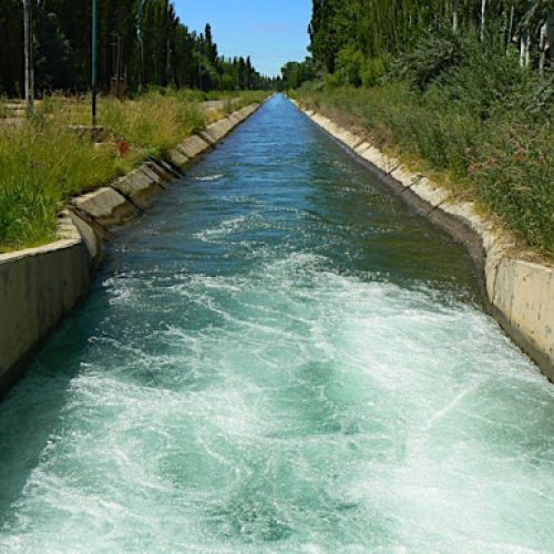 Para robarle la bicicleta, lo empujaron a un canal