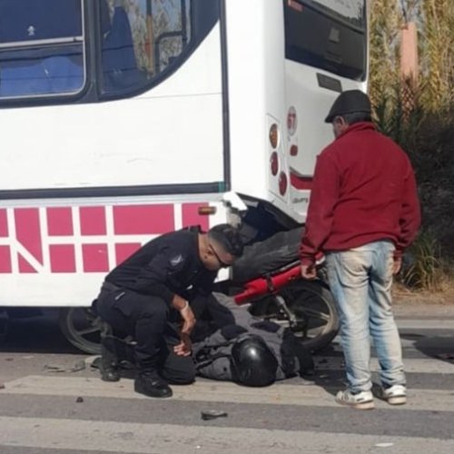 Un motociclista resultó herido tras chocar contra un colectivo en San Martín