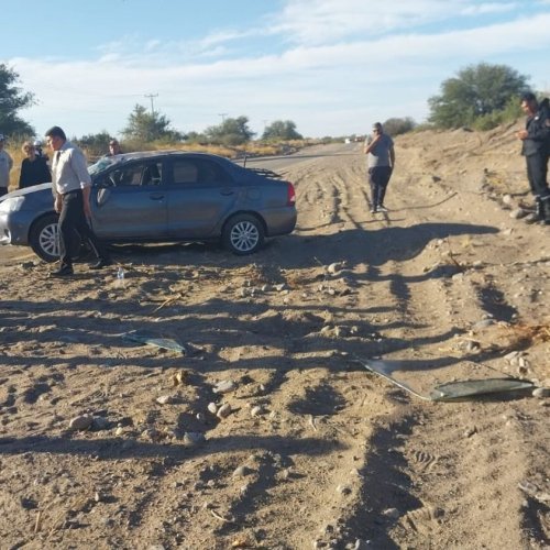 Una docente volcó tras esquivar un animal y fue rescatada por un bombero